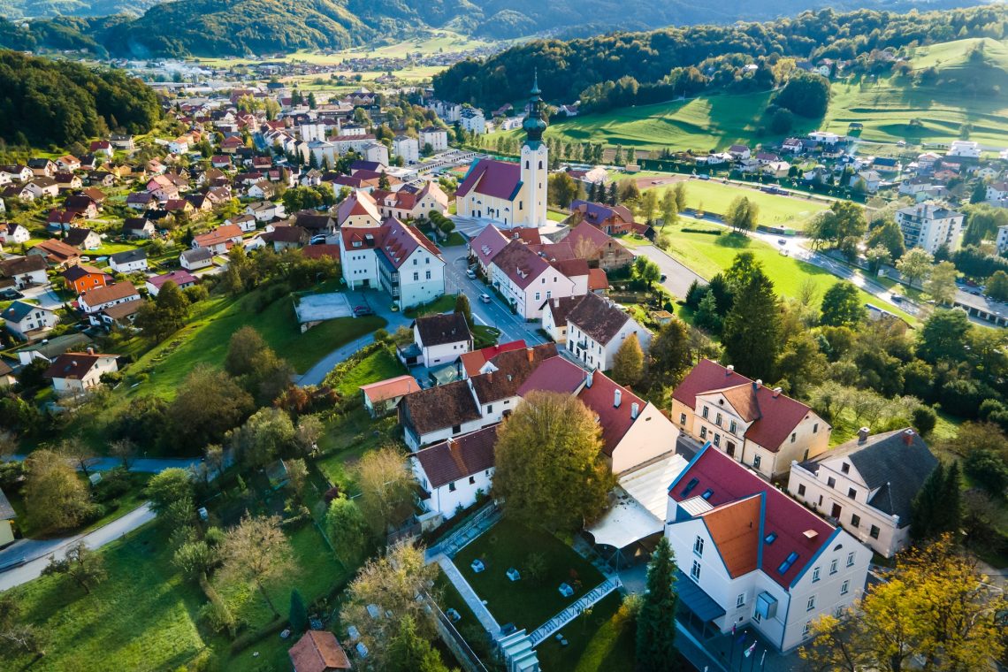 V nesreči pri delu doma se je smrtno poškodoval občan Šentjurja 