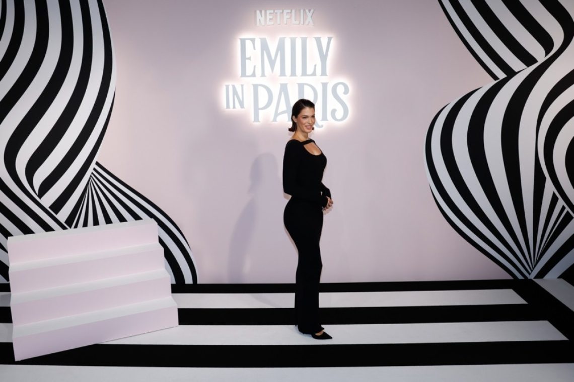 Priljubljena serija Emily v Parizu se seli v Benetke