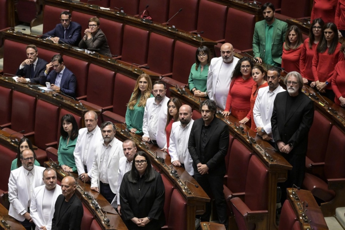 Poslanci Gibanja petih zvezd z barvami palestinske zastave v parlamentu