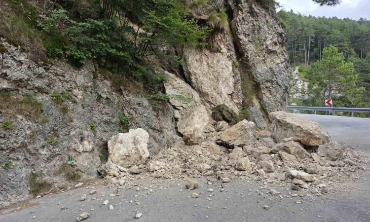 Zaradi skalnega podora zaprta cesta Ajdovščina–Predmeja