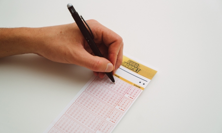 Kranjčan zadel Eurojackpot, občina prejela 5,6 milijona evrov