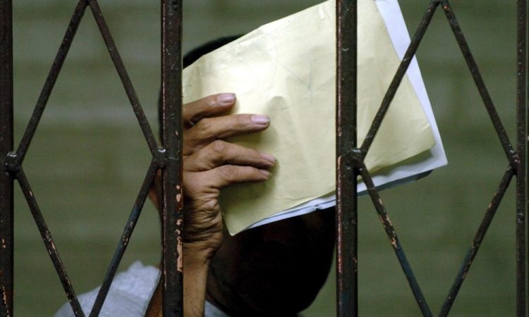 Tolpe v Gvatemali zajele stražarje kot talce, vlada ne popušča
