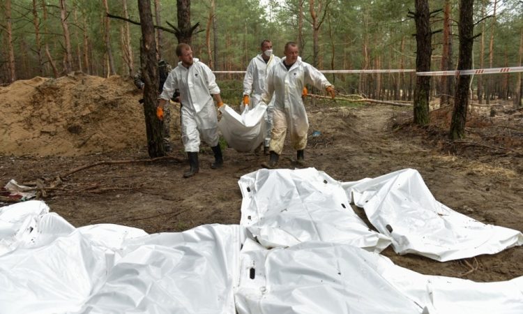 Ukrajina ob vrnitvi šest tisoč trupel začenja največjo forenzično identifikacijo doslej