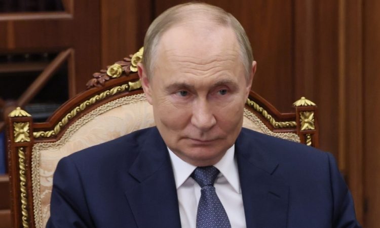 Putin optimističen glede odnosov z ZDA, Trump napoveduje odločitev glede Ukrajine