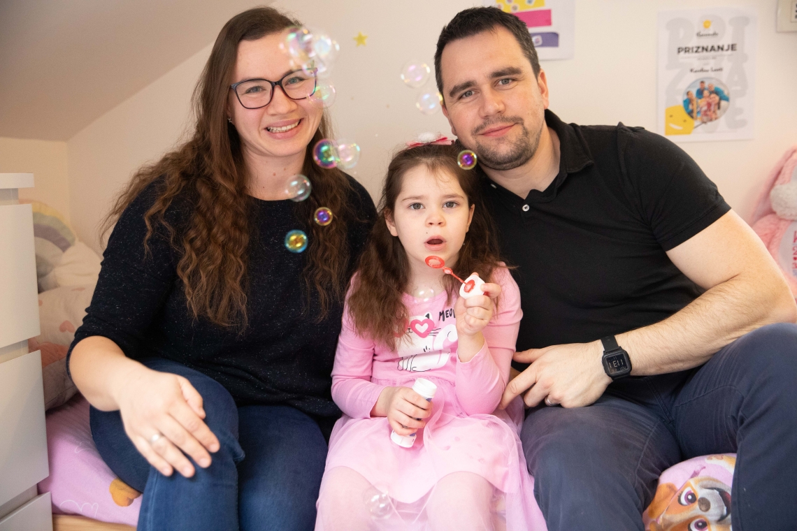 Starši hudo bolnih otrok ujeti v neusmiljen birokratski sistem