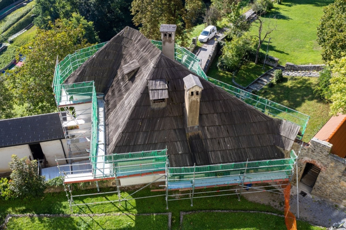 Na Velenjskem gradu začeli z menjavo strehe iz lesenih skodel