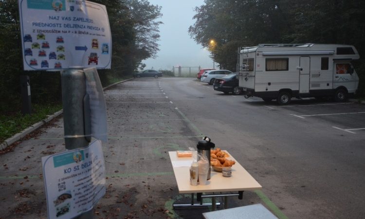 Kava, rogljički in pogovori prebudili petkovo jutro na P+R Šenčur