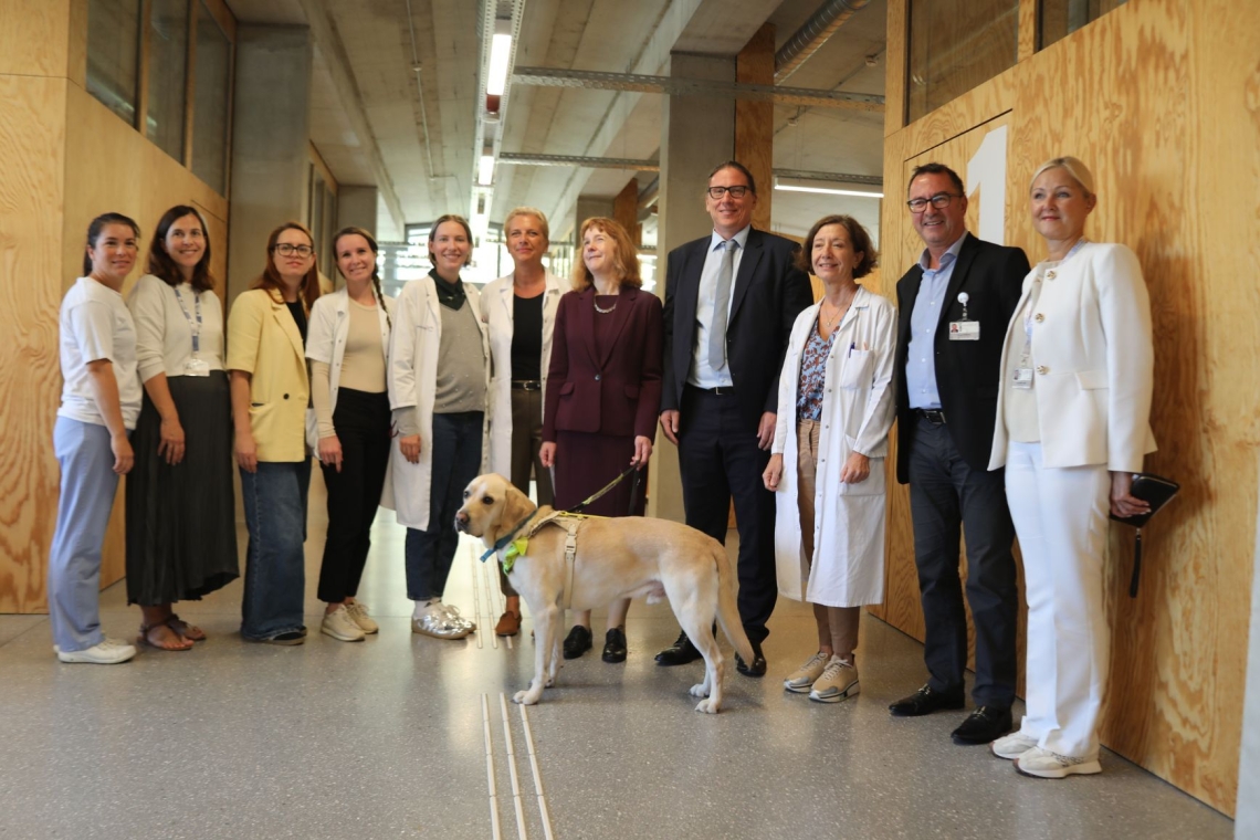 Britanska veleposlanica obiskala center za rehabilitacijo slepih in slabovidnih v UKC Ljubljana