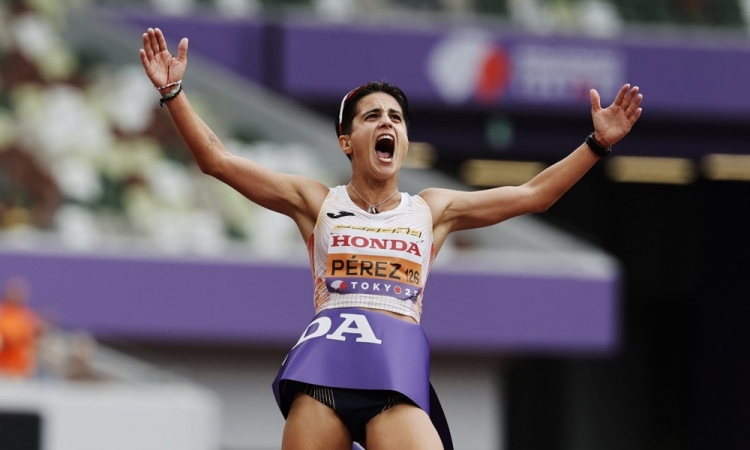 Španka Perez osvojila dvojno svetovno krono z drugo zmago v hoji
