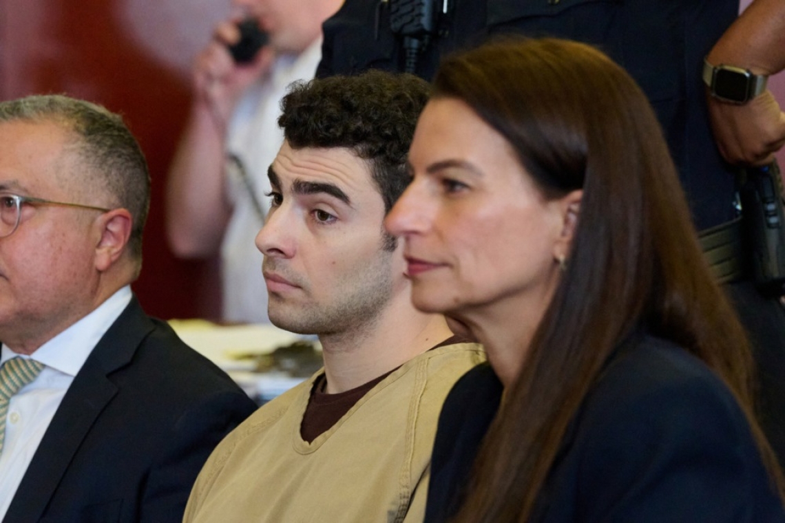 Obramba osumljenca za umor direktorja UnitedHealthcare zahteva izločitev smrtne kazni