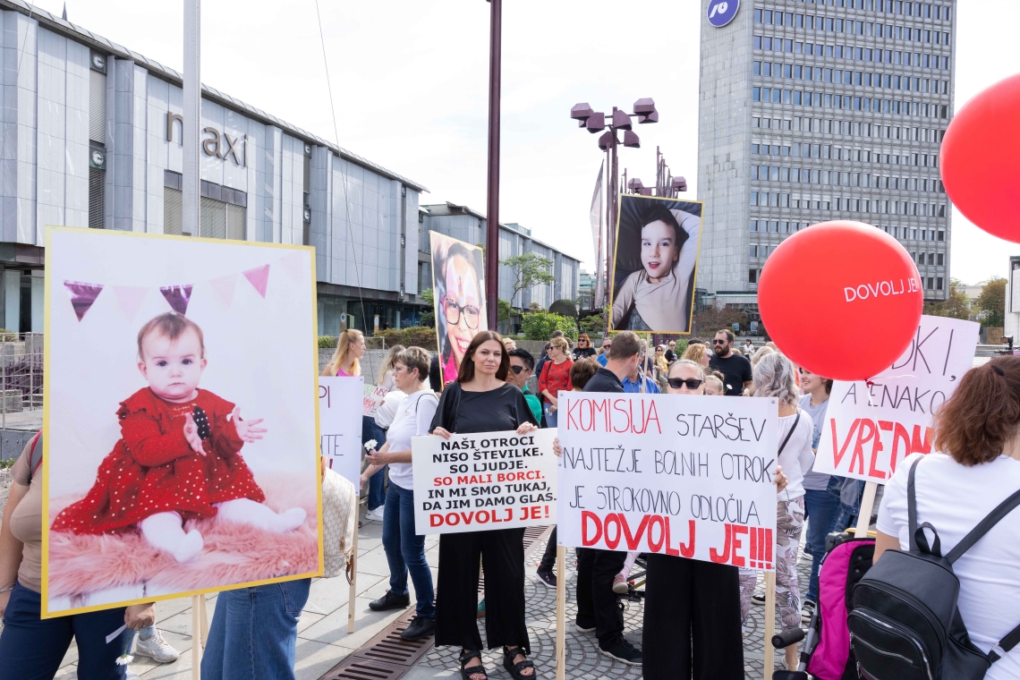 Starši otrok z redkimi boleznimi protestirali za pravice svojih otrok pred Državnim zborom