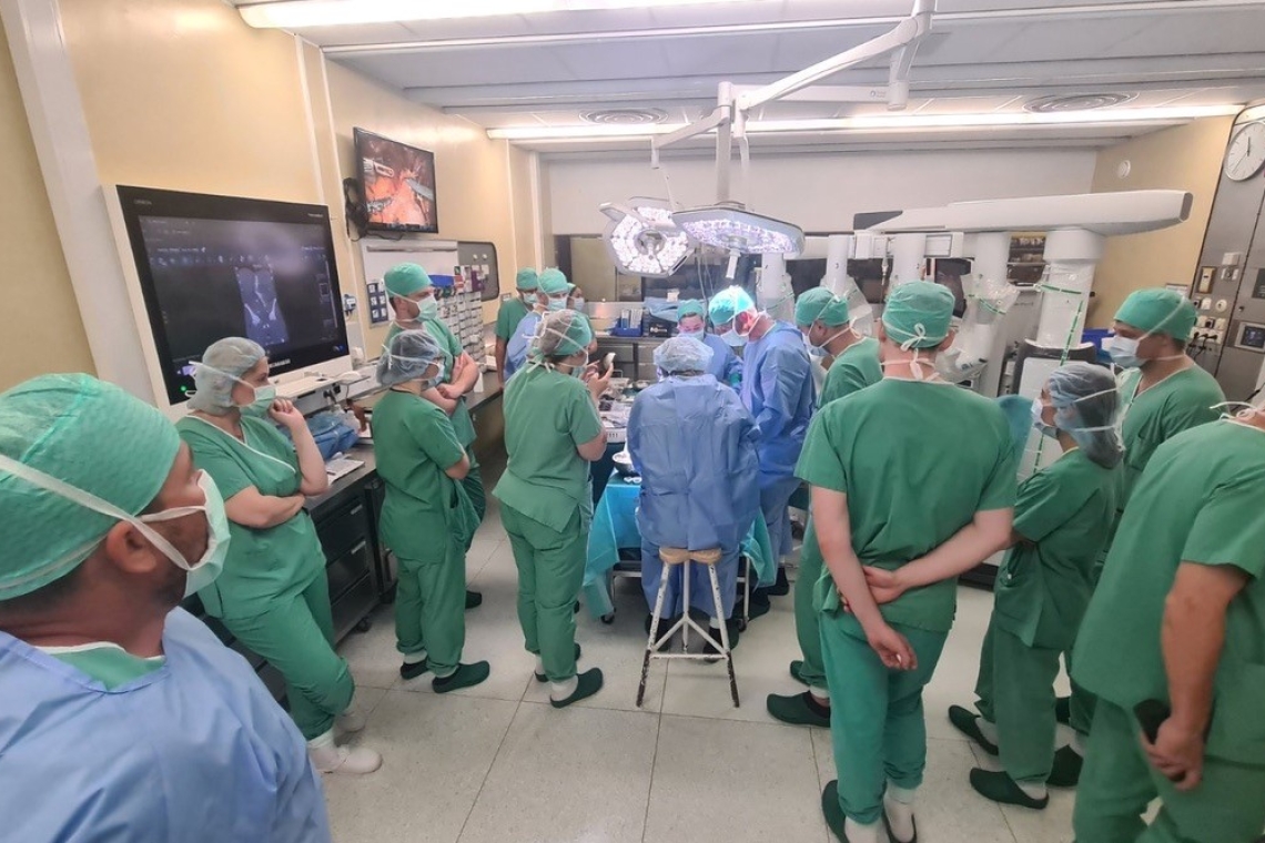 Prva robotsko asistirana presaditev ledvice z živim darovalcem v Sloveniji