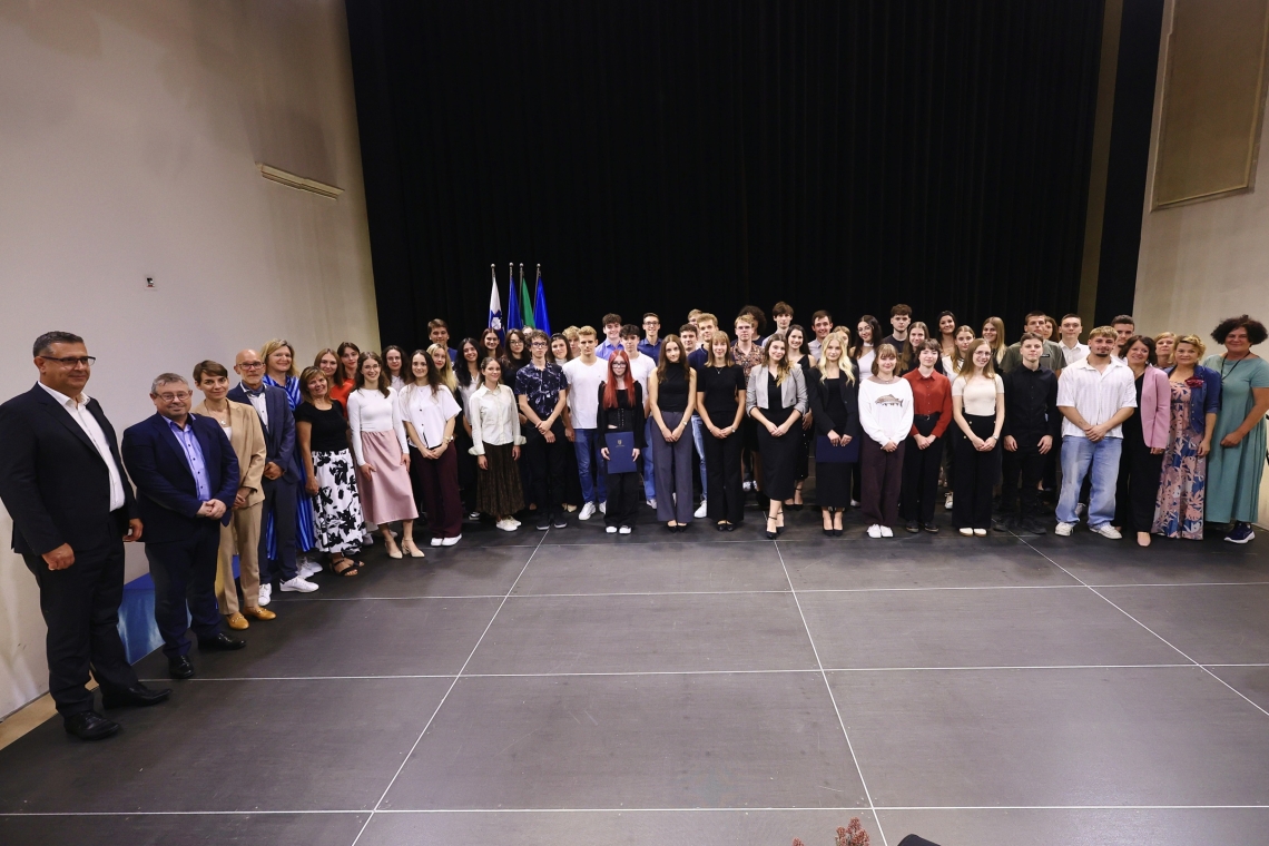 V Kopru priznanja 69 najuspešnejšim maturantom