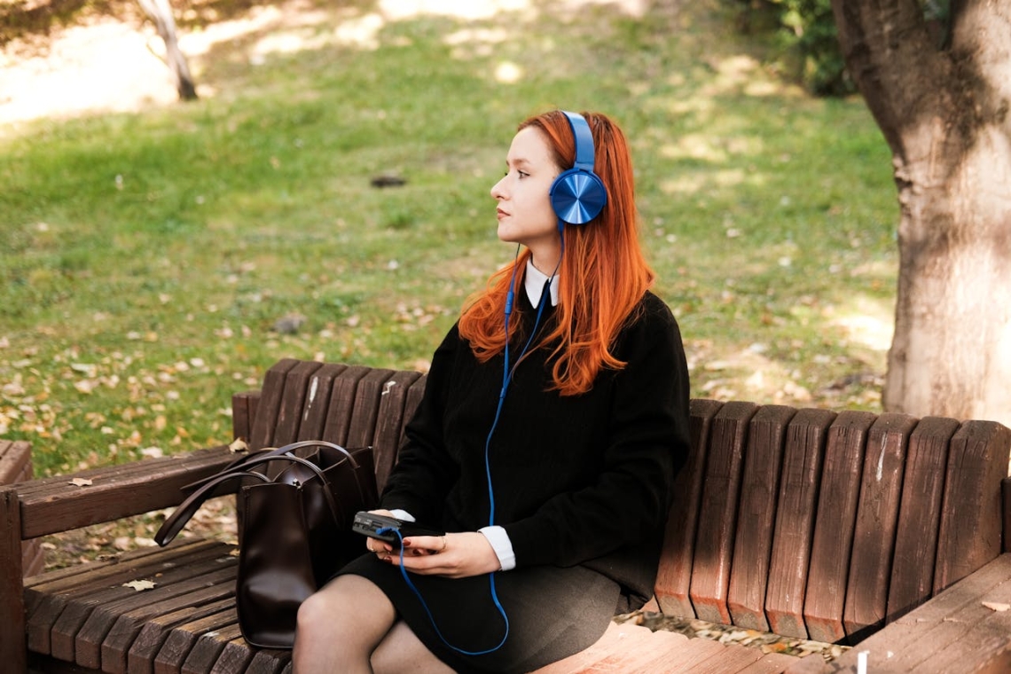 Žične slušalke postajajo spet priljubljene tudi med mladimi