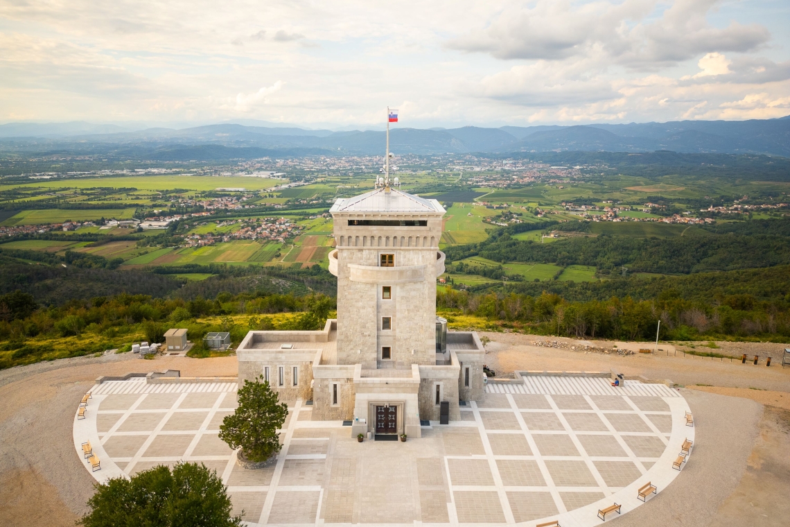 Zaključena obnova zunanjosti Pomnika miru na Cerju v znamenju trajnosti in povezovanja