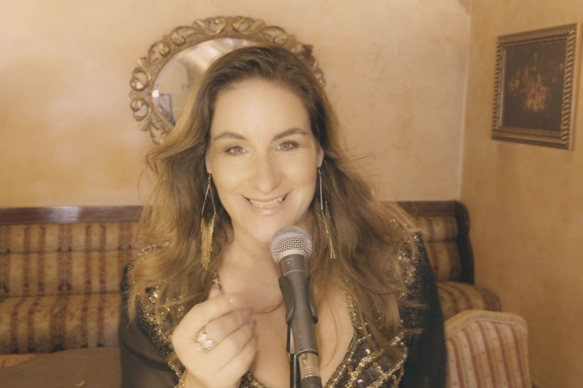 Ana Dežman z novo pesmijo Rožnik vabi na ljubezenski sprehod po Ljubljani