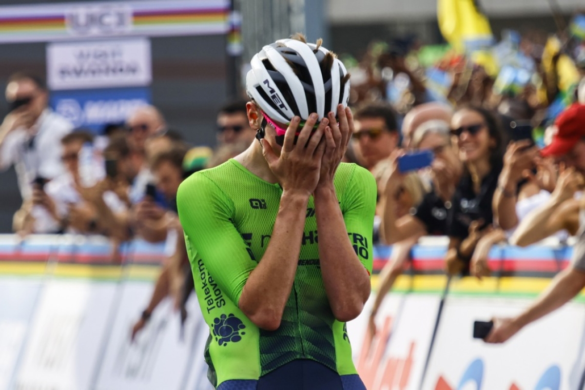 Pogačar prvi kolesar s petimi zaporednimi zmagami na spomeniku