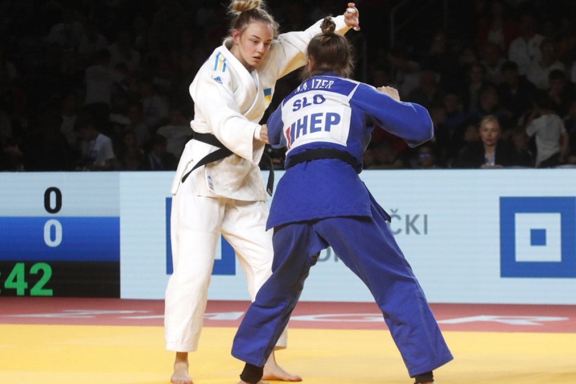 Kaji Kajzer bron, Kaja Schuster tik pod stopničkami