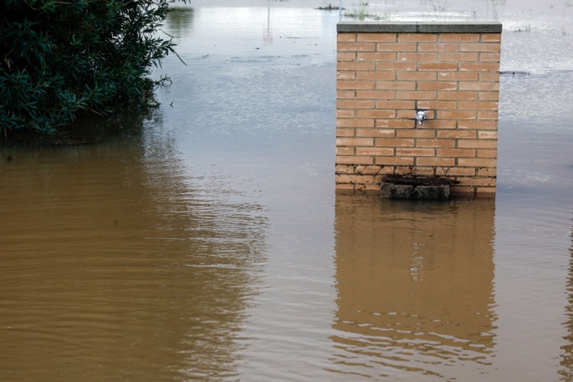 Poplave v Kataloniji ujele prebivalce v stavbah in vozilih