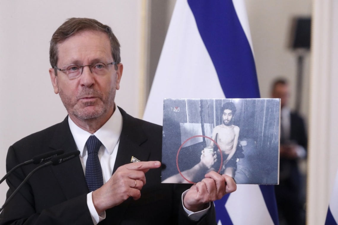 Izraelski talec, ki je bil prisiljen kopati svoj grob, opisal grozote ujetništva