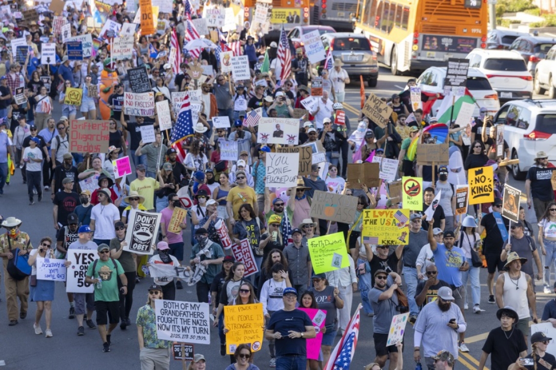 Več milijonov Američanov na protestih proti Trumpu: “Nočemo kraljev”