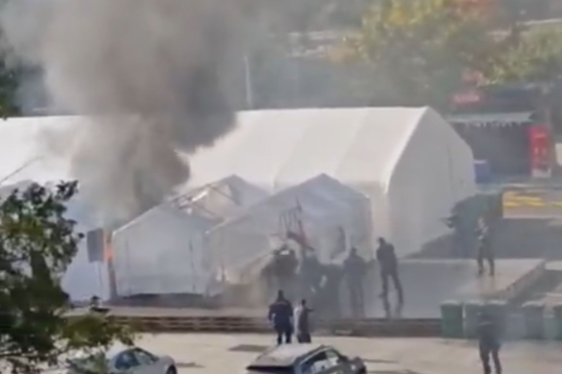 Pred srbsko skupščino po incidentu izbruhnil večji požar