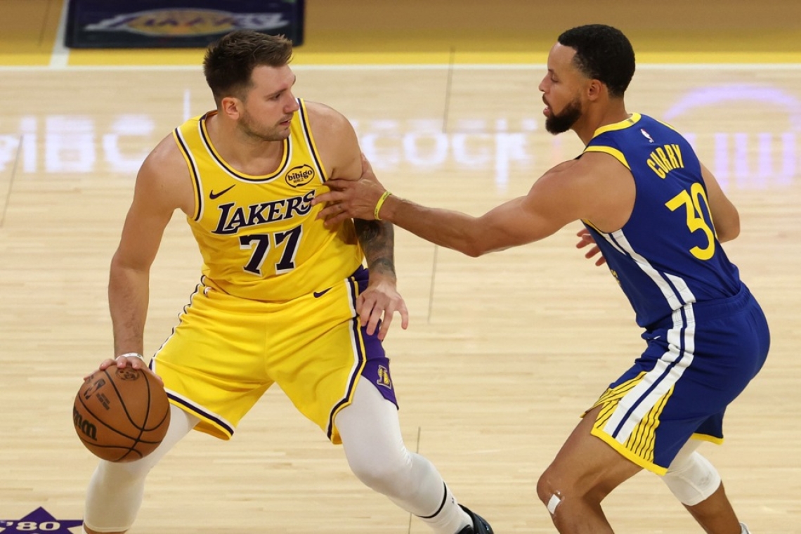 Luka Dončić z 49 točkami popeljal Lakers do prve zmage