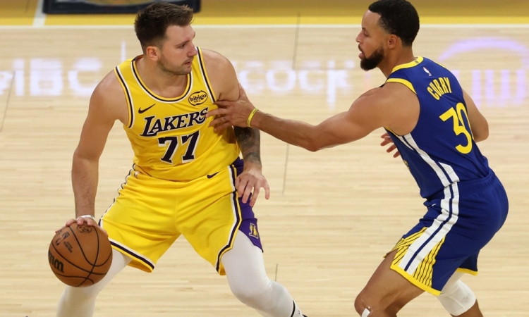Luka Dončić z 49 točkami popeljal Lakers do prve zmage