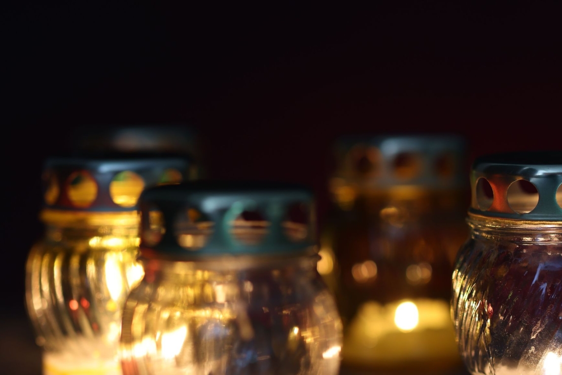 V Novem mestu množica prižigala sveče v spomin na umorjenega moškega