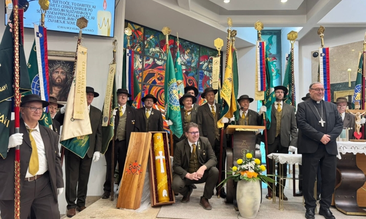 Slovenska sveča iz čebeljega voska pripravljena za papeža Leona XIV.