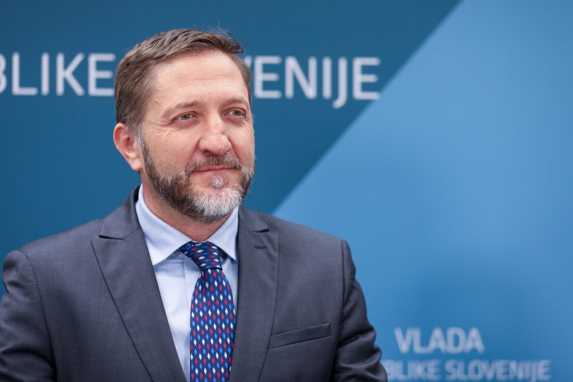 Boštjančič: Leta 2026 nižji prihodki, božičnica iz prerazporeditev