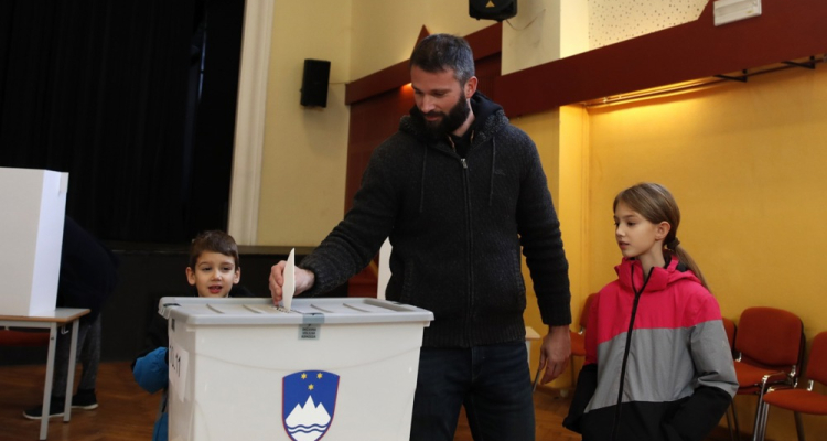 Prve delne številke z referenduma razkrivajo izenačen dvoboj med zagovorniki in nasprotniki zakona