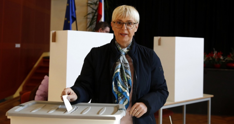 Do 11. ure dobra desetina volivcev na referendumskih voliščih