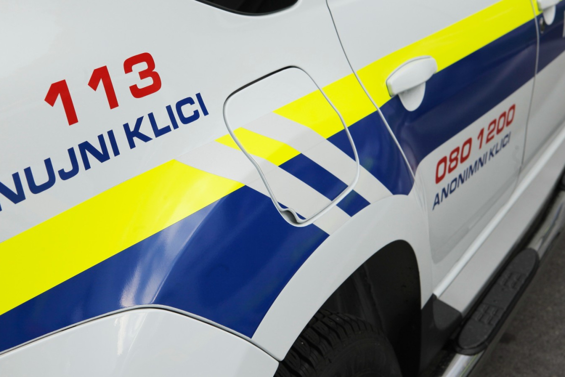 Z neregistriranim vozilom bežal pred policisti in obtičal v snegu na Celovški