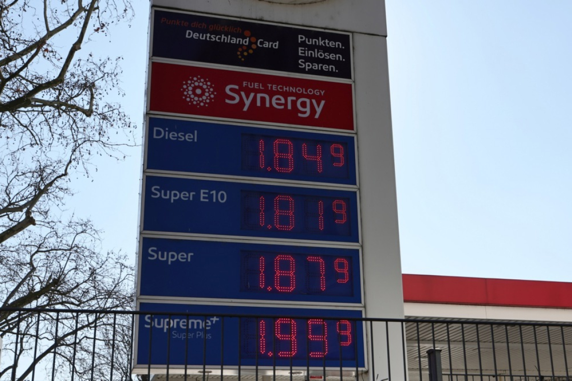 Napad na savdsko rafinerijo pretresel naftne trge