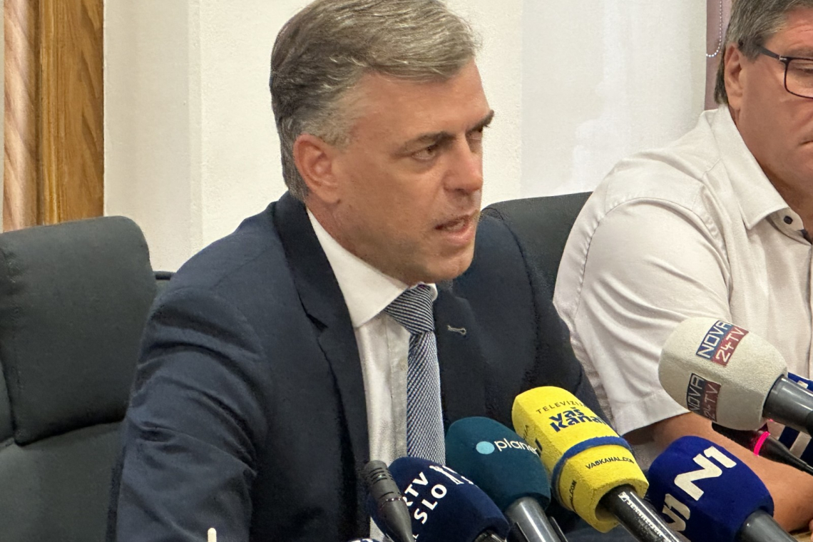 Mestna občina Novo mesto po napadu pred šolo zahteva ukrepanje