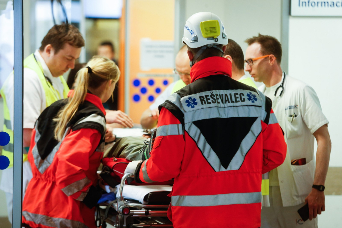 Po pretepu v središču Ljubljane moški z vbodno rano na urgenci
